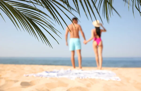 Coppia Che Riposa Sulla Spiaggia Soleggiata Del Resort Concentrarsi Sulle — Foto Stock