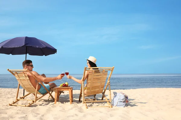 Pareja Feliz Con Vino Playa Soleada Resort — Foto de Stock