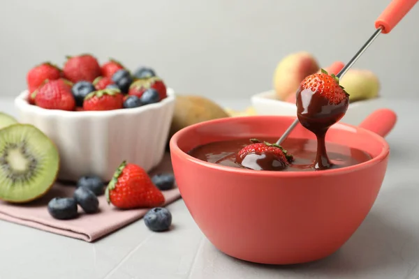 Aardbei Dompelen Fonduepot Met Chocolade Grijze Tafel Close — Stockfoto