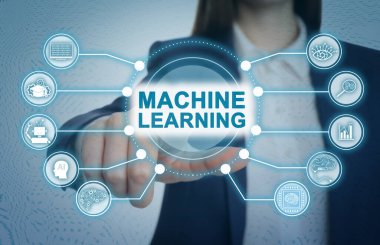 Sanal ekranda bir kadın ikona dokunuyor, yakın plan. Makine öğrenme konsepti