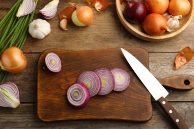 Tahta masada soğanlı düz bir kompozisyon vardı.