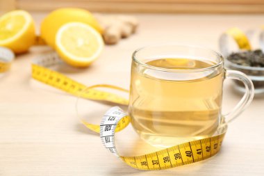 Tahta masada diyet bitki çayı ve mezura.