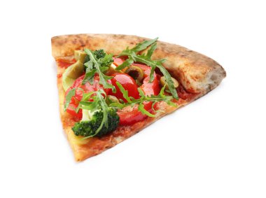 Beyaz üzerine izole edilmiş lezzetli pizza dilimleri.