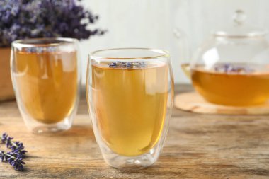 Tahta masadaki lavantalı taze çay.
