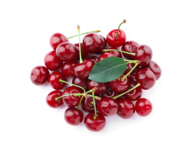 Beyaz arka planda bir demet sulu kiraz, üst görünüm