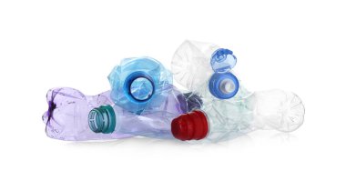 Beyaza izole edilmiş buruşmuş şişe yığını. Plastik geri dönüşümü