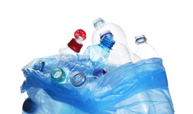 Beyaza izole edilmiş kullanılmış şişelerle dolu mavi bir çanta. Plastik geri dönüşümü