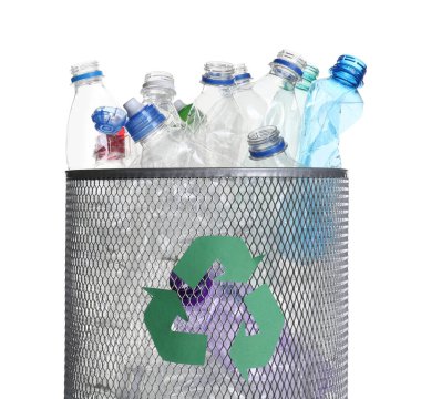 Birçok kullanılmış şişe beyaz teneke kutuda izole edildi. Plastik geri dönüşümü