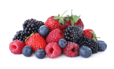 Beyaz üzerine izole edilmiş farklı olgun meyveler yığını.