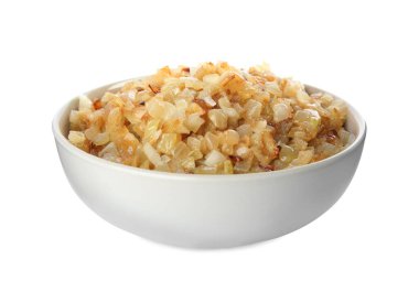 Lezzetli kızarmış soğan beyaz kasede izole edilmiş.