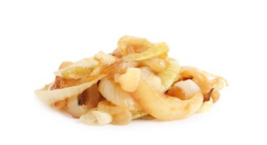 Beyaz üzerine izole edilmiş lezzetli kızarmış soğan yığını.