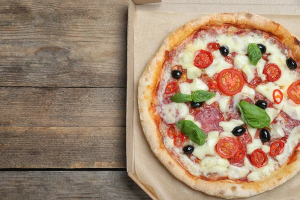 Délicieuse Pizza Diablo Dans Une Boîte Carton Sur Table Bois — Photo