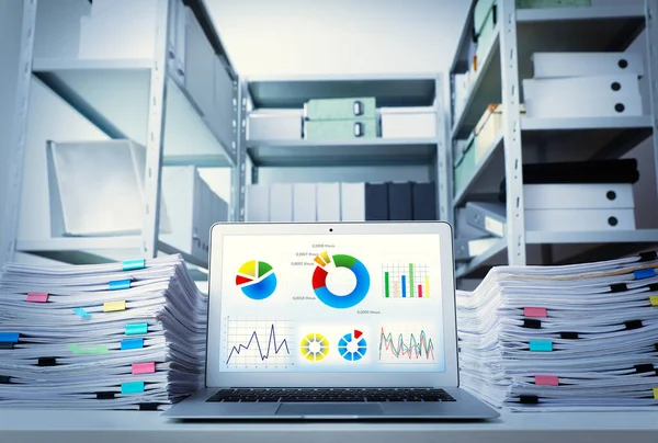 現代のノートパソコンやオフィスの机の上の文書 ビジネス分析 — ストック写真