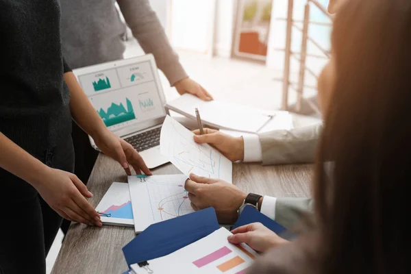 Empleados Oficina Trabajando Con Documentos Mesa Cerca Análisis Empresas — Foto de Stock