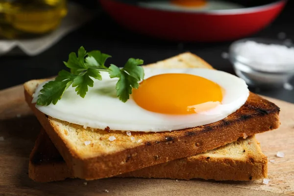 Ovo Frito Saboroso Com Pão Salsa Tábua Madeira Close — Fotografia de Stock