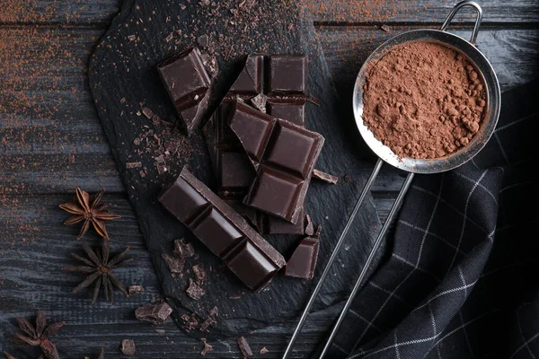 Composición Plana Con Delicioso Chocolate Negro Sobre Mesa Madera Negra — Foto de Stock