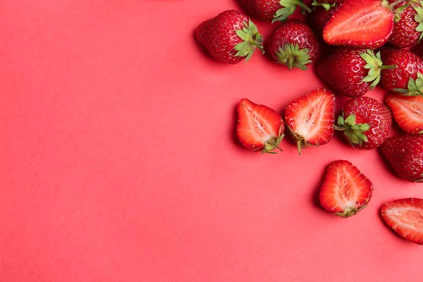 Leckere Reife Erdbeeren Auf Rotem Hintergrund Flache Lage Raum Für — Stockfoto