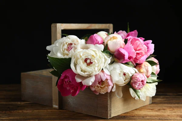 Boeket Van Prachtige Pioenen Houten Tafel — Stockfoto