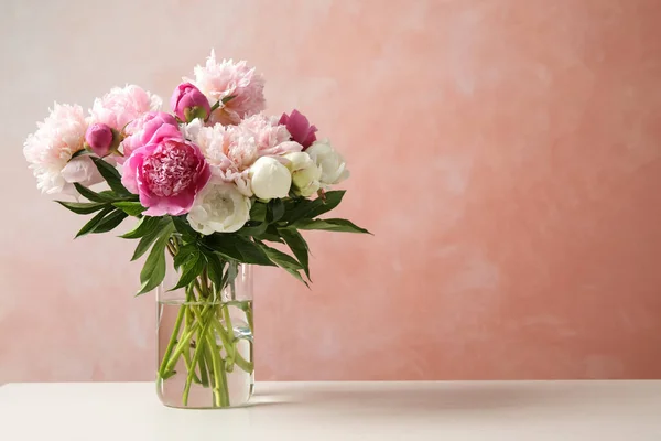 Schöner Pfingstrosenstrauß Der Vase Auf Dem Tisch Vor Rosa Hintergrund — Stockfoto