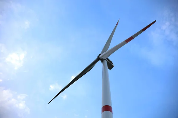 Windturbine Tegen Mooie Blauwe Lucht Laag Hoekzicht Alternatieve Energiebron — Stockfoto