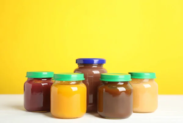 Jars Baby Food White Wooden Table Yellow Background — Stock Photo, Image