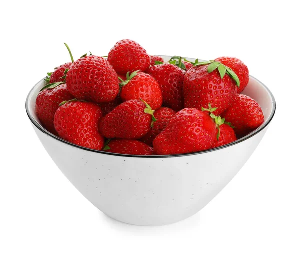 将成熟的草莓放在碗中 与白色隔离 — 图库照片
