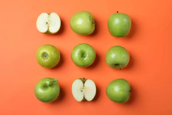 Sabrosas Manzanas Verdes Sobre Fondo Naranja Planas —  Fotos de Stock