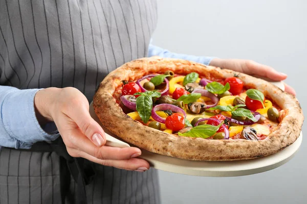 Vrouw Met Lekkere Groente Pizza Licht Grijze Achtergrond Close — Stockfoto