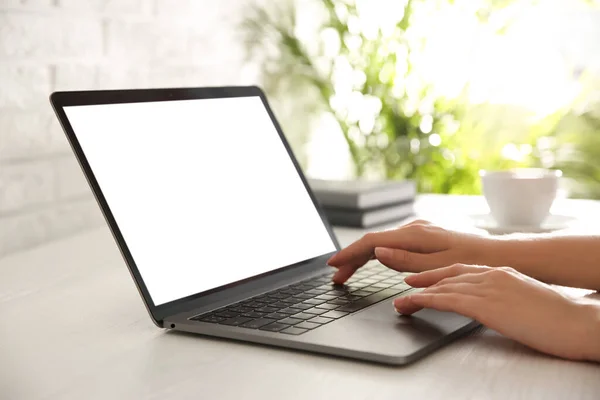 Mulher Trabalhando Com Laptop Moderno Mesa Madeira Branca Close — Fotografia de Stock