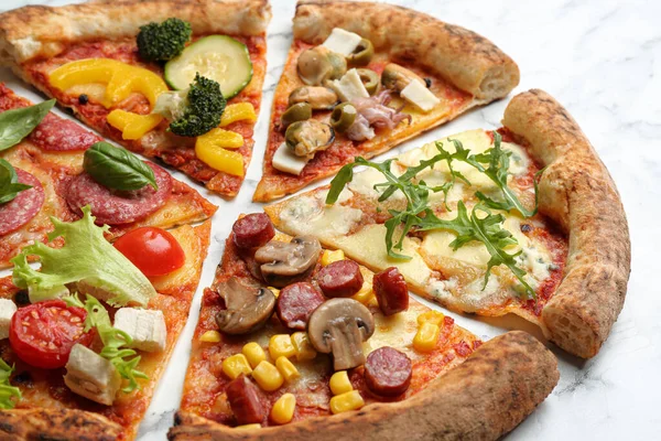 Snijwonden Van Verschillende Heerlijke Pizza Witte Tafel Close — Stockfoto