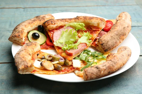 Snijwonden Van Verschillende Heerlijke Pizza Blauwe Houten Tafel — Stockfoto