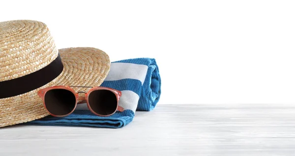 Diferentes Objetos Playa Sobre Mesa Madera Sobre Fondo Blanco Espacio —  Fotos de Stock