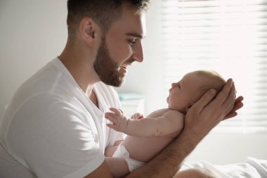 Baba ve yeni doğan oğlu evde.