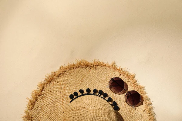 Composición Plana Con Sombrero Gafas Sol Sobre Arena Espacio Para — Foto de Stock