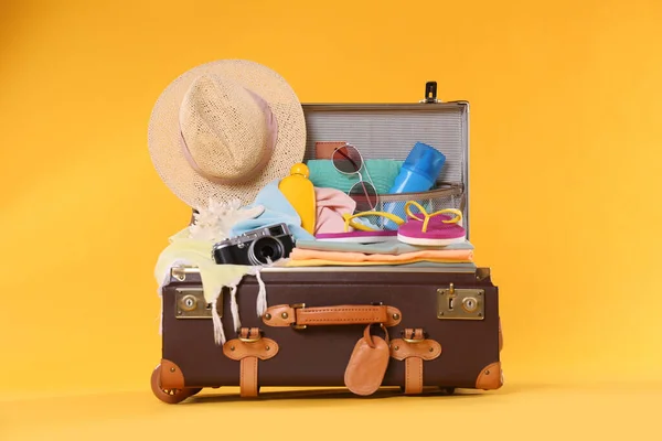Nyílt Vintage Bőrönd Különböző Strand Tárgyak Csomagolva Nyári Vakáció Narancs — Stock Fotó