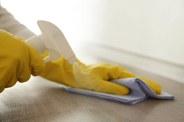 Persona Guantes Limpiando Mesa Madera Con Detergente Aerosol Trapo Interiores — Foto de Stock