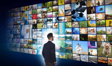 Medya kütüphanesi konsepti. Sanal video galerisi kullanan adam