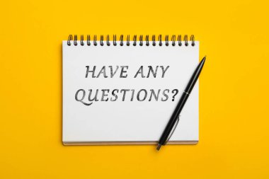 Sarı arkaplanda herhangi bir soru işareti ve kalem var mı? Üst görünümde