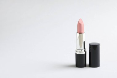 Açık arkaplanda açık pembe ruj. Metin için boşluk