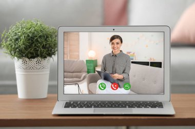 Evdeki modern dizüstü bilgisayarla psikoloğa çevrimiçi danışma