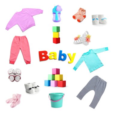 Farklı bebek aksesuarları ve beyaz arka planda giysiler. 