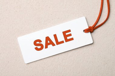 Renkli kumaş arka planında metin satışı etiketi, üst görünüm. Kara Cuma 