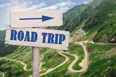 Yazılı tahtadan plaketler ve güneşli bir günde yol gezisi ve dağlar. 