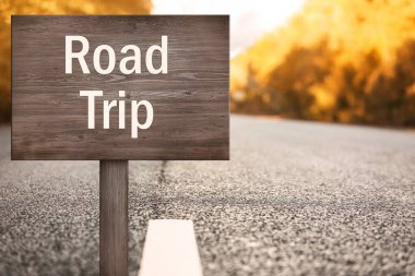 Asfalt yolda yazılı tahtadan bir plaket.