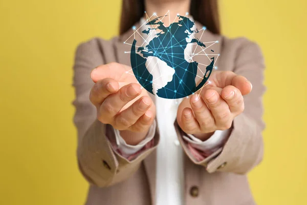 Globale Netzwerktechnologie Frau Demonstriert Planeten Mit Verbindungslinien Auf Gelbem Hintergrund — Stockfoto