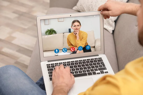 Man Använder Laptop För Online Konsultation Med Psykolog Videochatt Fokusera — Stockfoto