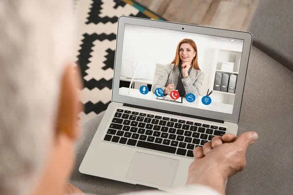 Homem Usando Laptop Casa Para Consulta Line Com Psicólogo Chat — Fotografia de Stock