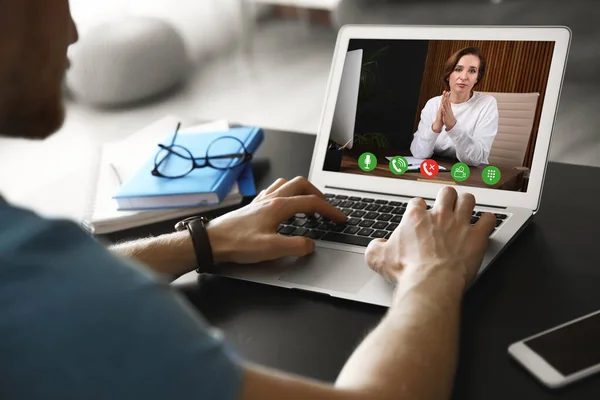 Man Använder Laptop Vid Bordet För Online Konsultation Med Psykolog — Stockfoto