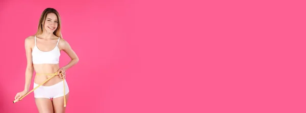 スリムな女性はピンクの背景に腰を測定し テキストのためのスペース バナーデザイン — ストック写真