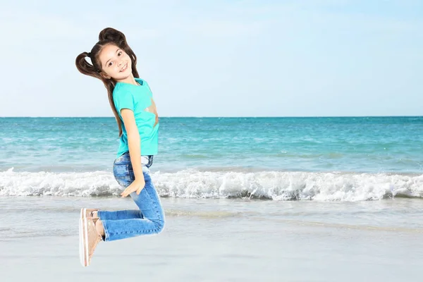 Chica Escuela Feliz Saltando Playa Cerca Del Mar Espacio Para — Foto de Stock